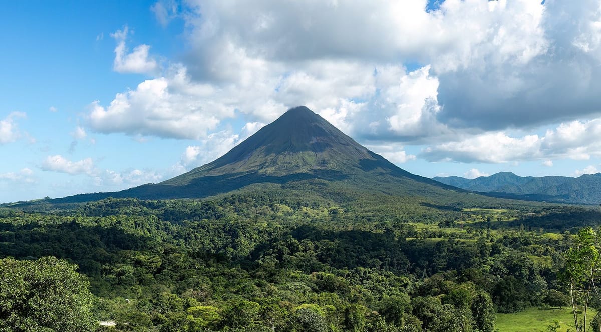 Gunung berapi Arenal dengan hutan tropis di sekitarnya