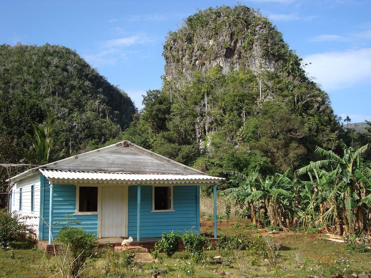 Lembah Viñales dengan mogot dan perkebunan tembakau