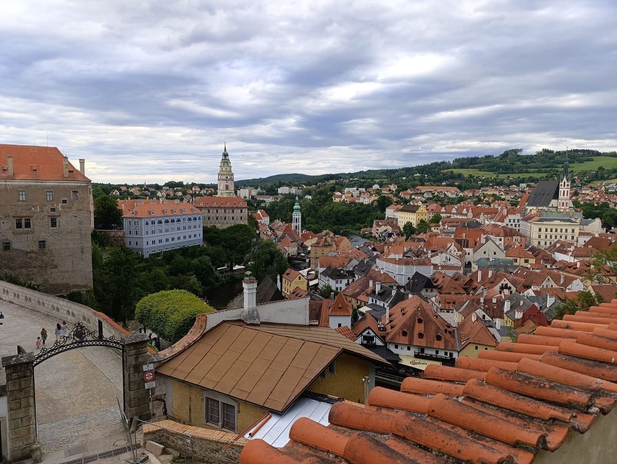 Kota tua Český Krumlov melingkar di tikungan sungai