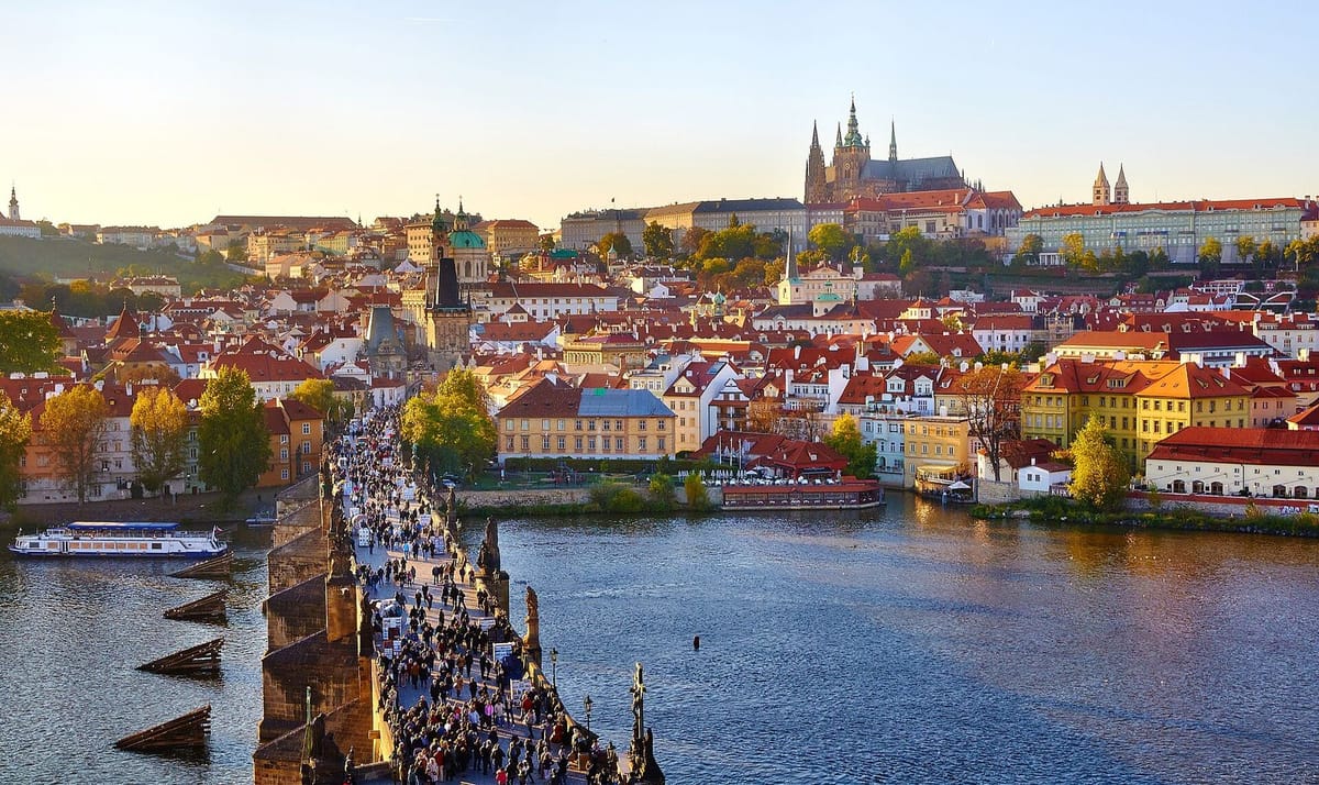 Jembatan Charles dan kastil Praha di atas Sungai Vltava