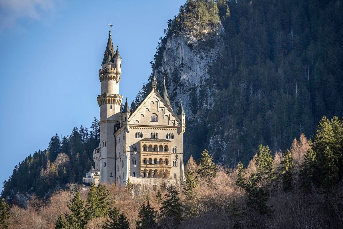 Kastil Neuschwanstein di perbukitan Bavaria