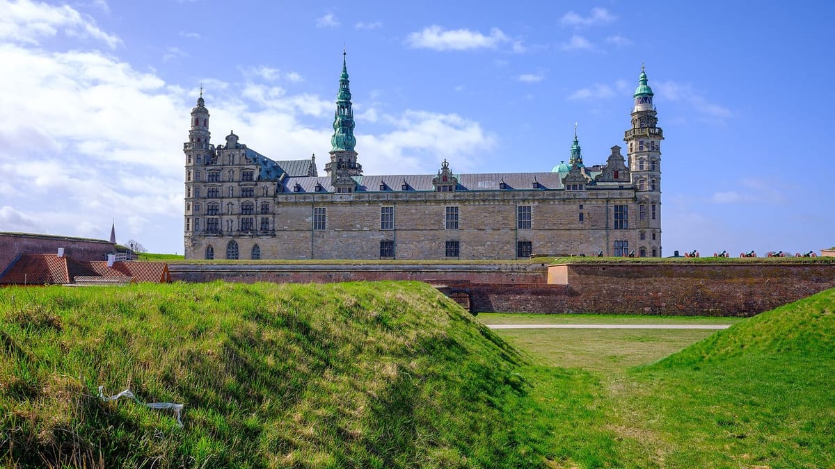 Benteng Kronborg di tepi laut Helsingør