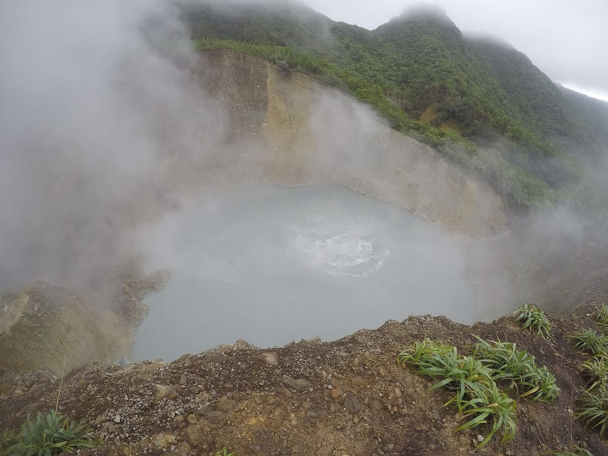 Danau Mendidih beruap di Dominika