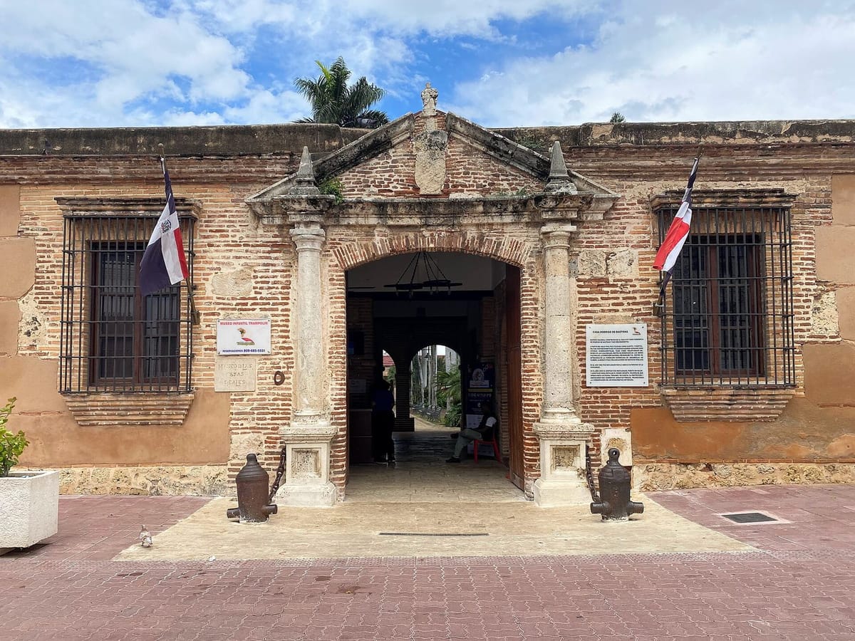Katedral dan jalan kolonial di Zona Colonial Santo Domingo