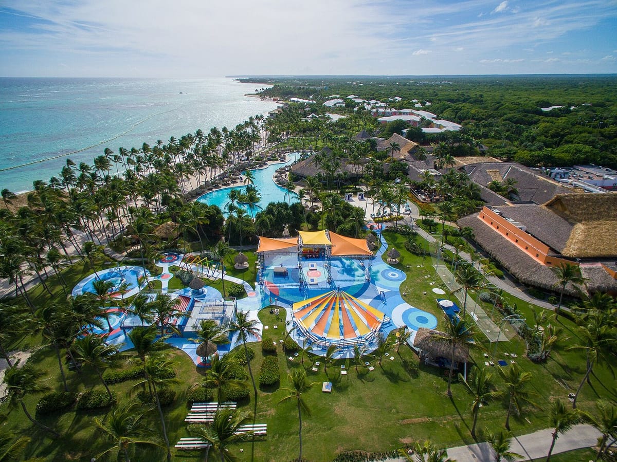 Pantai dengan pohon kelapa di Punta Cana