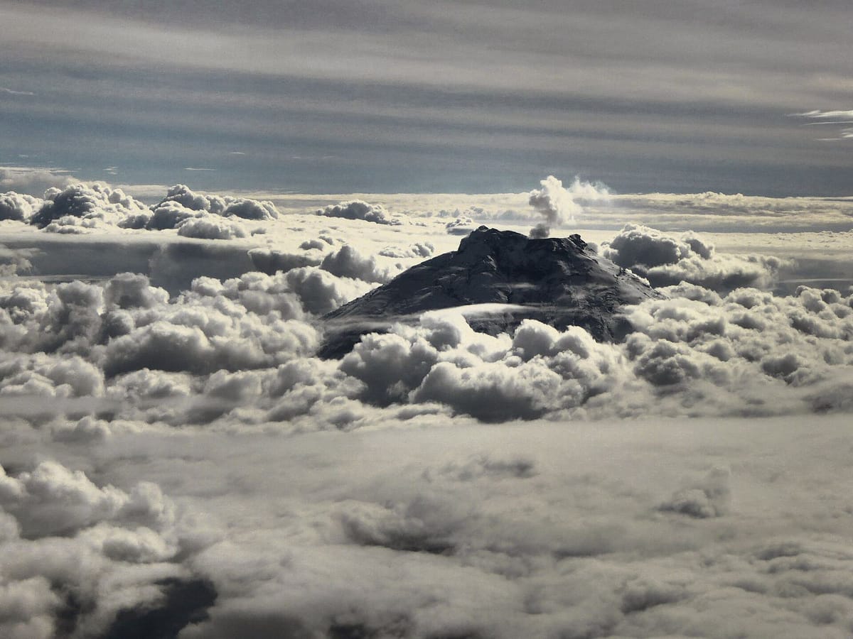 Kerucut bersalju Gunung Cotopaxi dengan padang rumput di kakinya