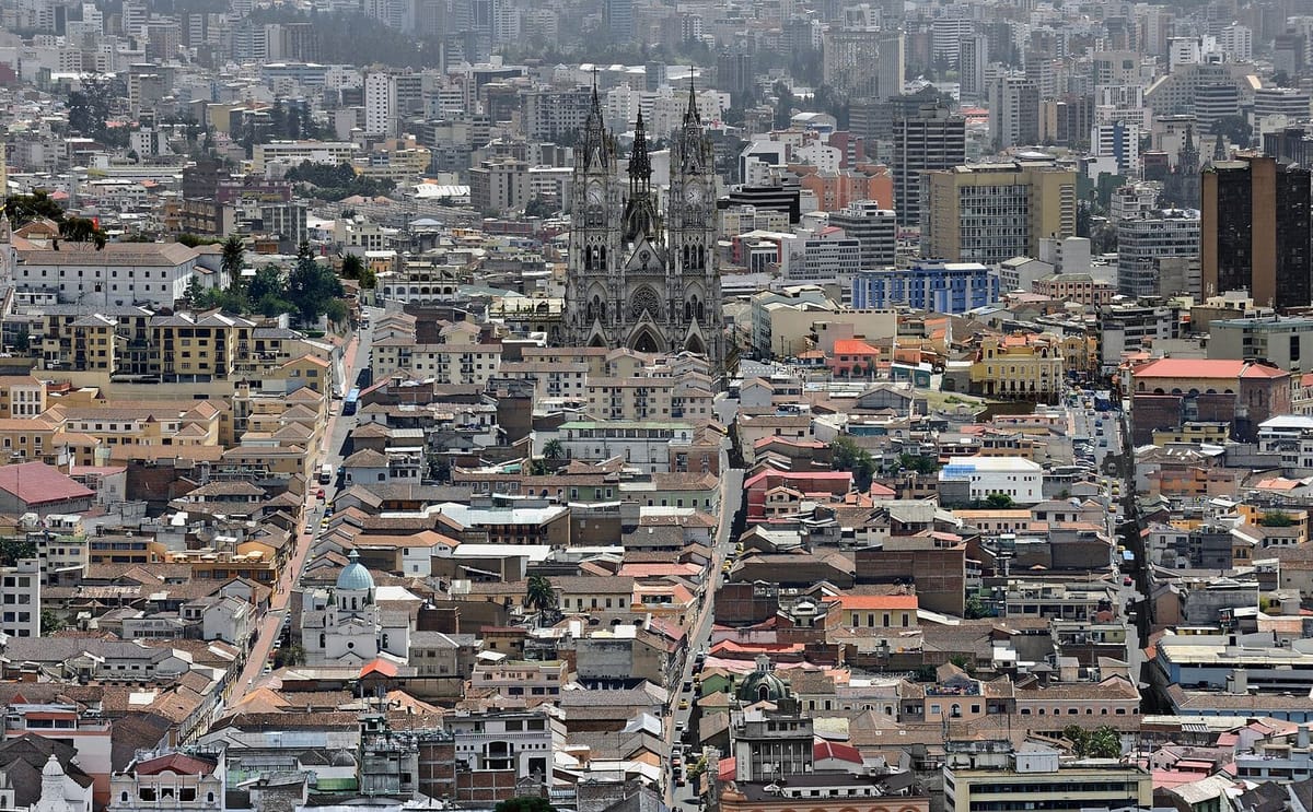 Pusat bersejarah Quito dengan Basilika del Voto Nacional