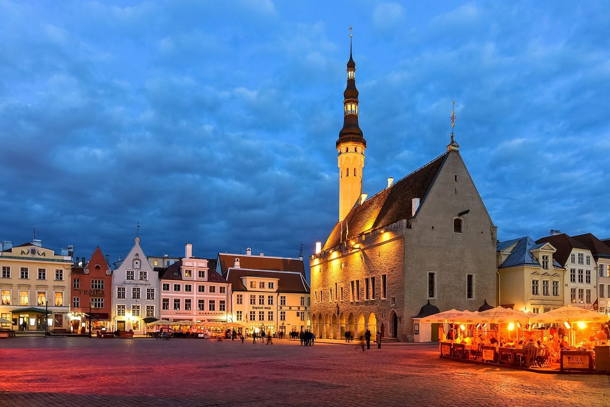 Menara dan atap genting kota tua Tallinn dilihat dari ketinggian
