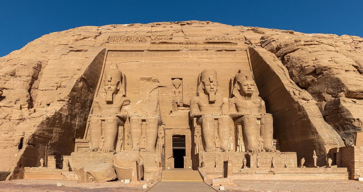 Fasad kuil besar Ramses II di Abu Simbel