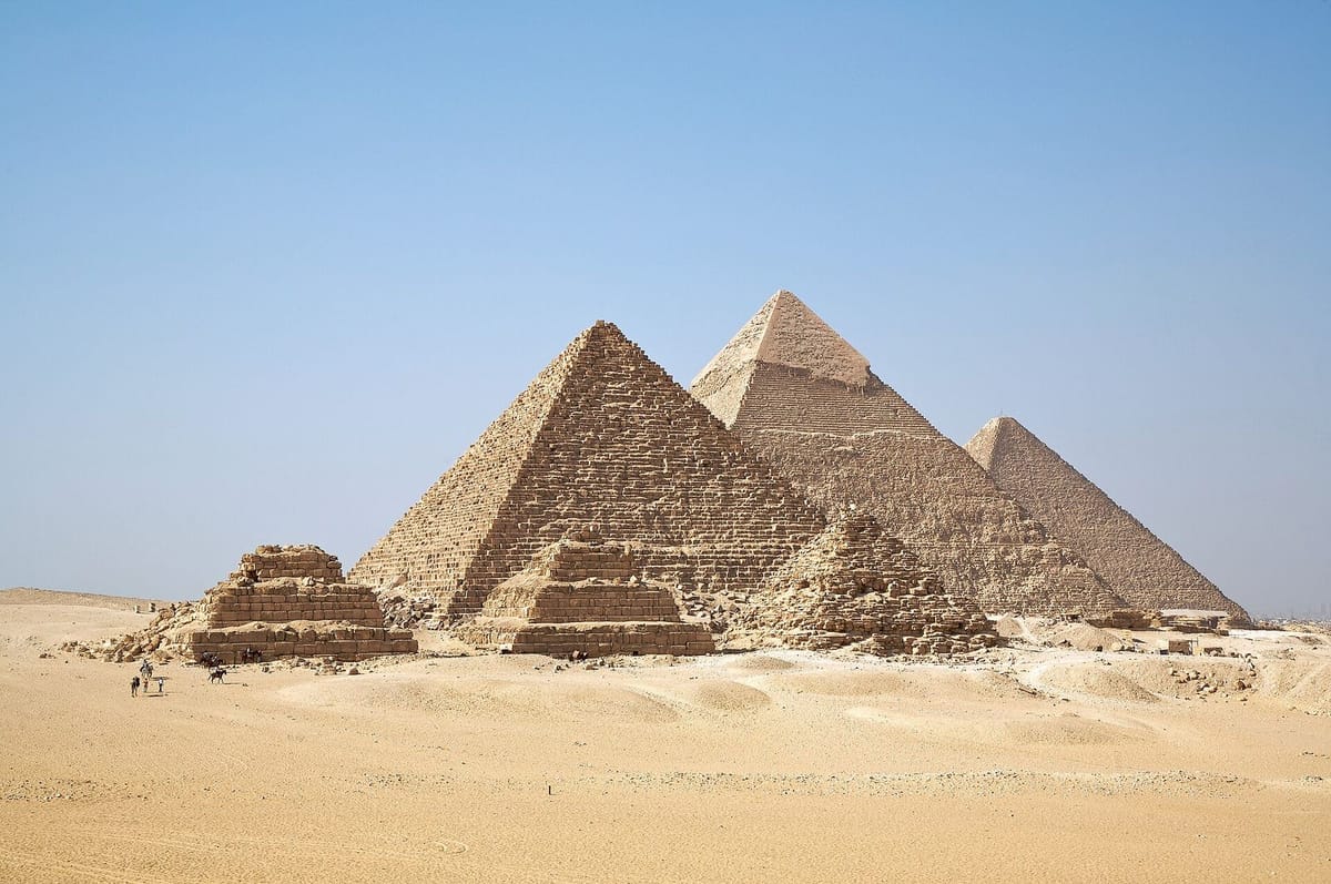 Piramida Giza dan Sphinx di dataran gurun