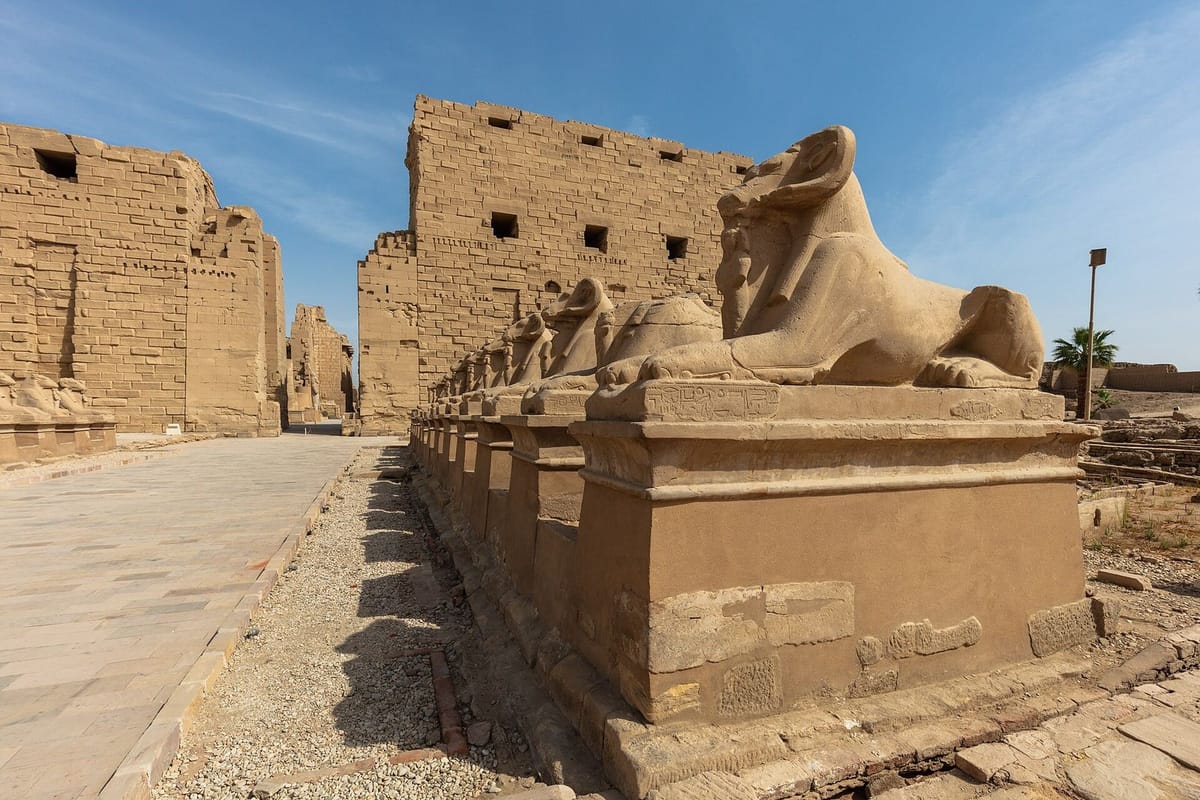 Pilar dan ruang besar Kuil Karnak di Luxor