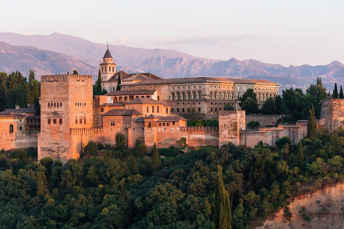 Istana Alhambra berwarna kemerahan di atas bukit Granada