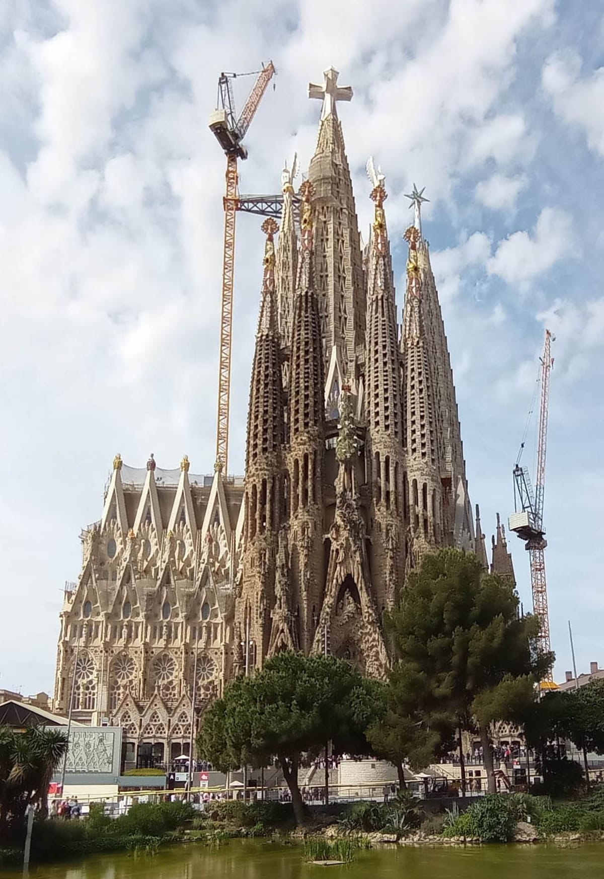 Menara Sagrada Família menjulang di atas kota Barcelona