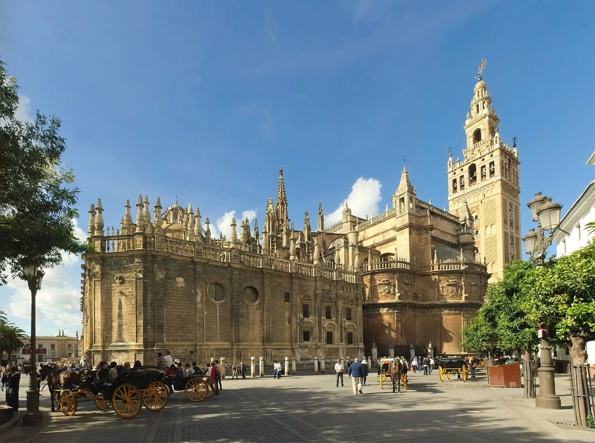 Menara Giralda dan atap katedral Sevilla