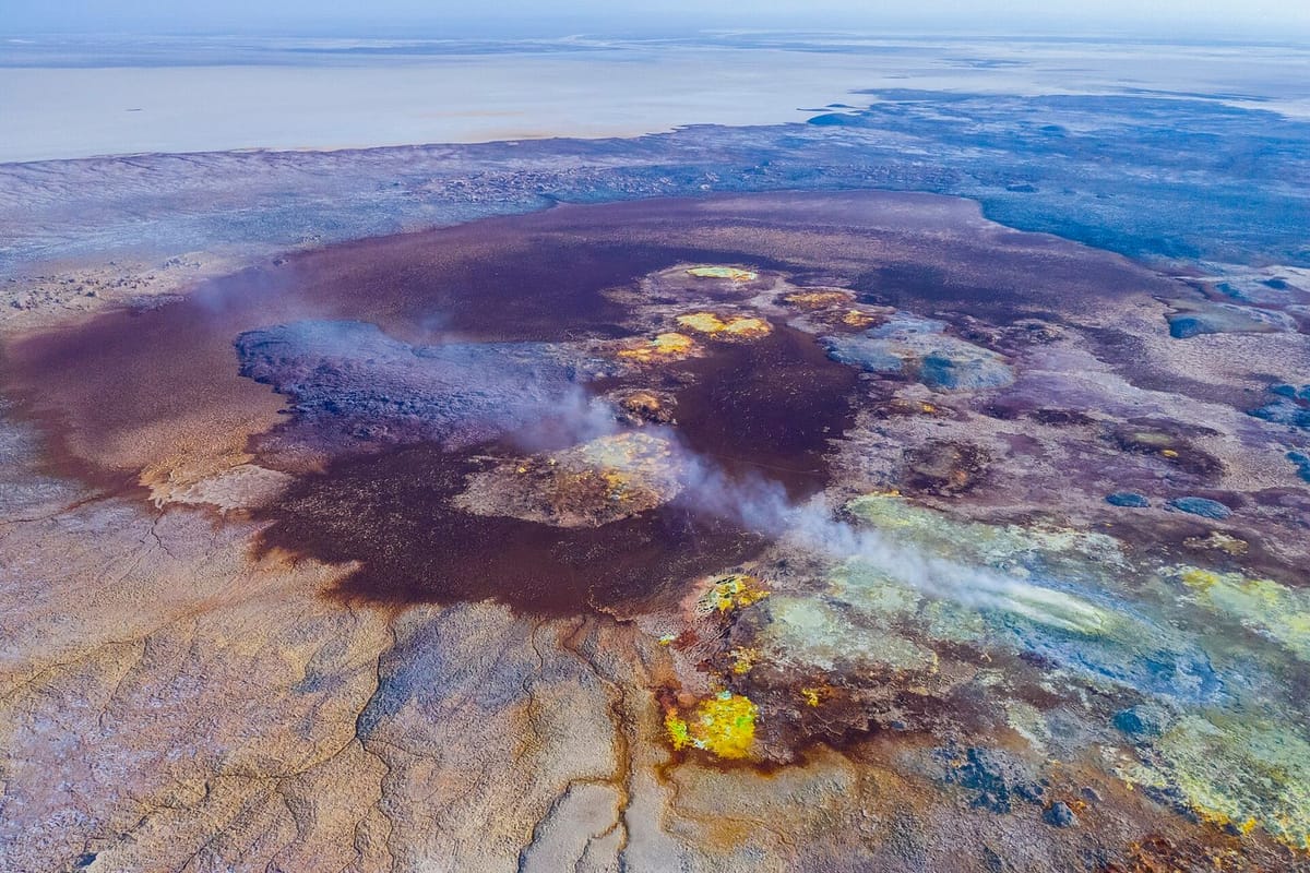 Kolam asam berwarna oker dan hijau di kawah Dallol, Depresi Danakil