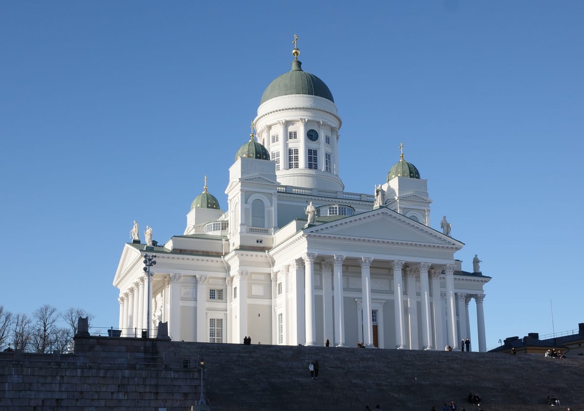 Katedral Helsinki putih menghadap alun-alun Senate