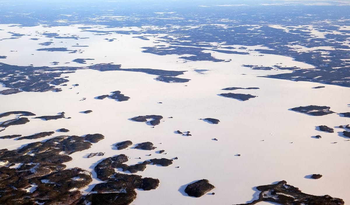 Danau Saimaa dengan pulau kecil dan hutan pinus