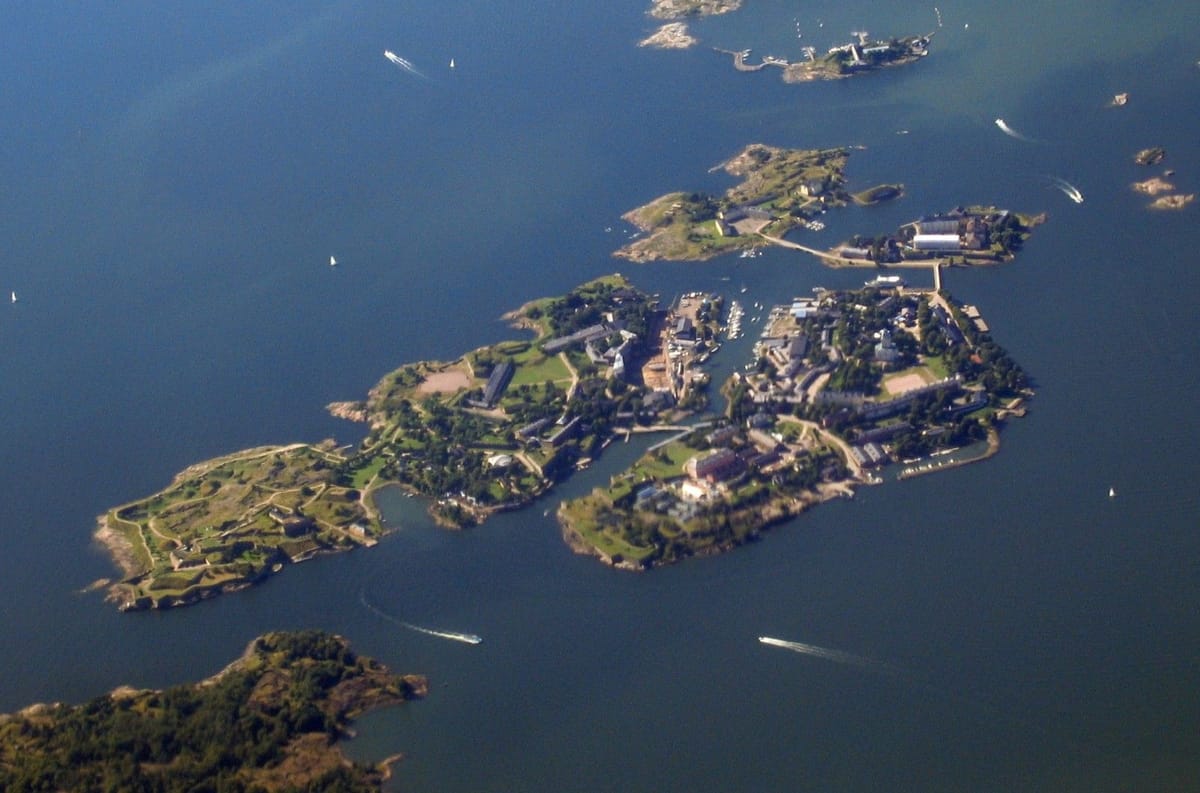 Benteng bintang Suomenlinna di pulau dekat Helsinki