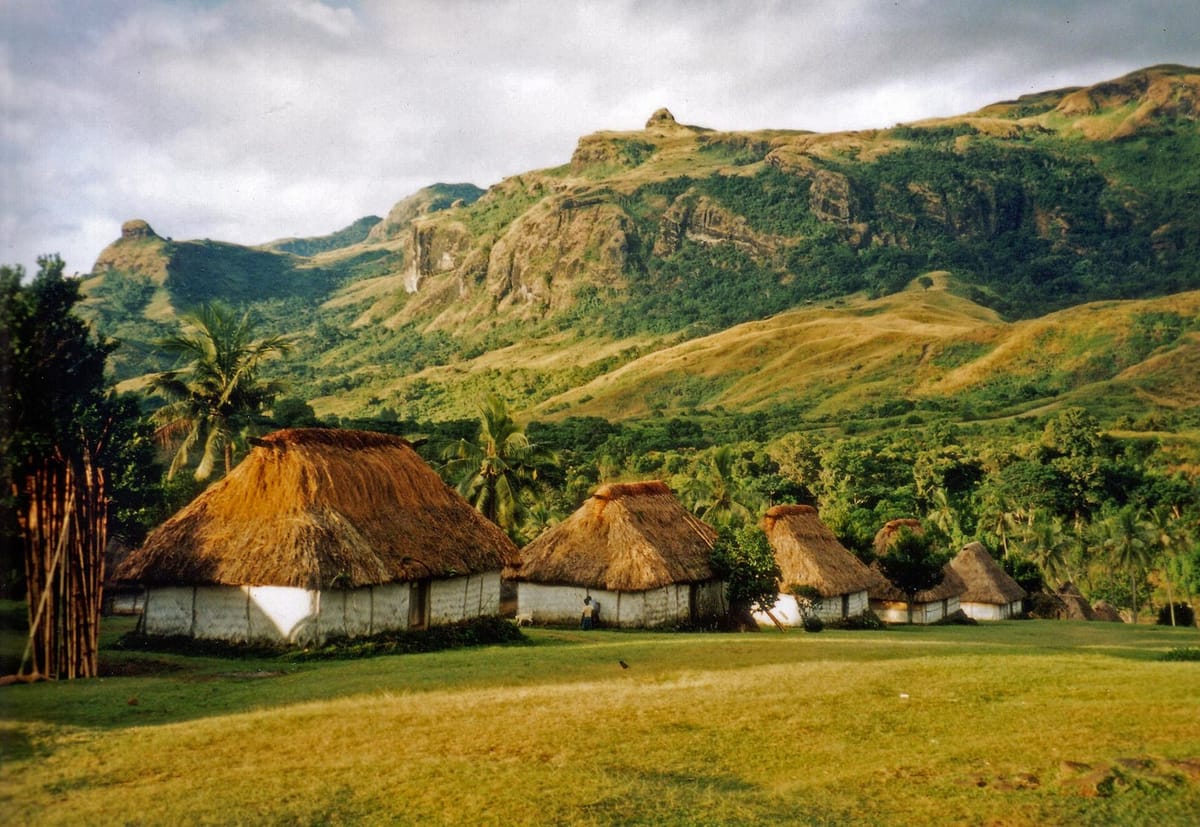 Bure beratap jerami di desa Navala, Fiji
