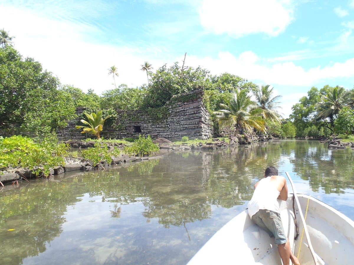 Reruntuhan batu Nan Madol di lepas pantai Pohnpei