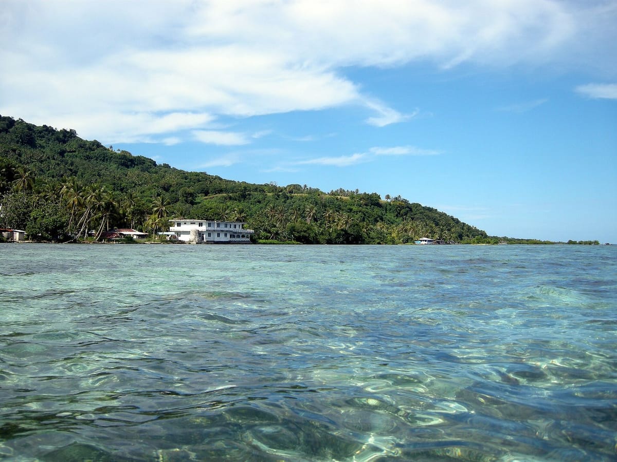 Pulau Weno di laguna Chuuk dengan perbukitan hijau
