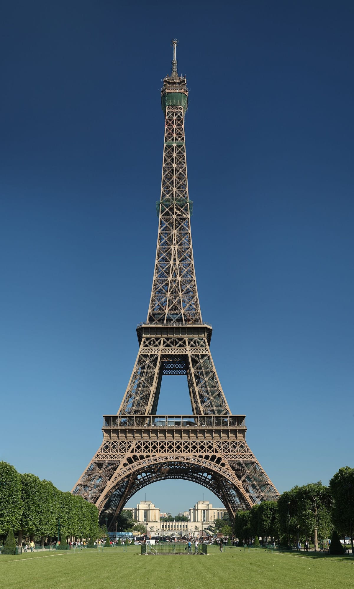 Menara Eiffel besi menjulang di atas atap Paris