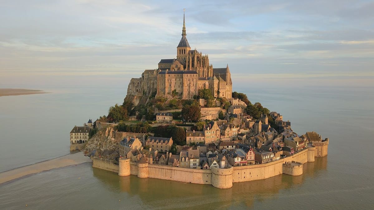 Biara Mont Saint-Michel di pulau berbatu saat air pasang