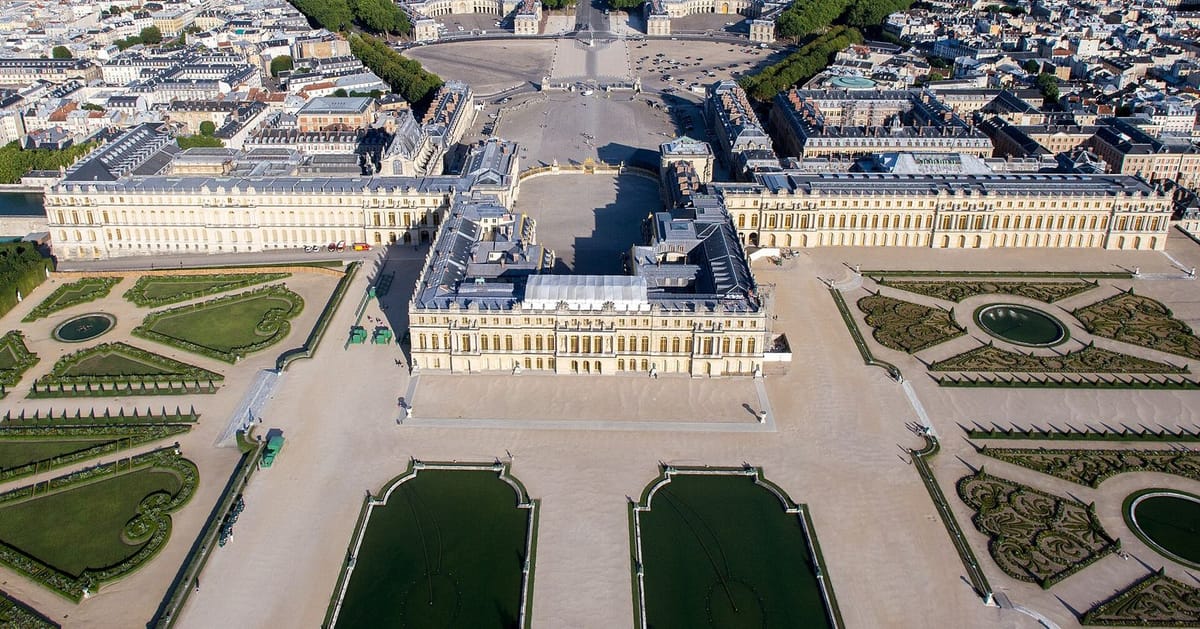 Fasad Istana Versailles dengan taman dan kolam di depannya