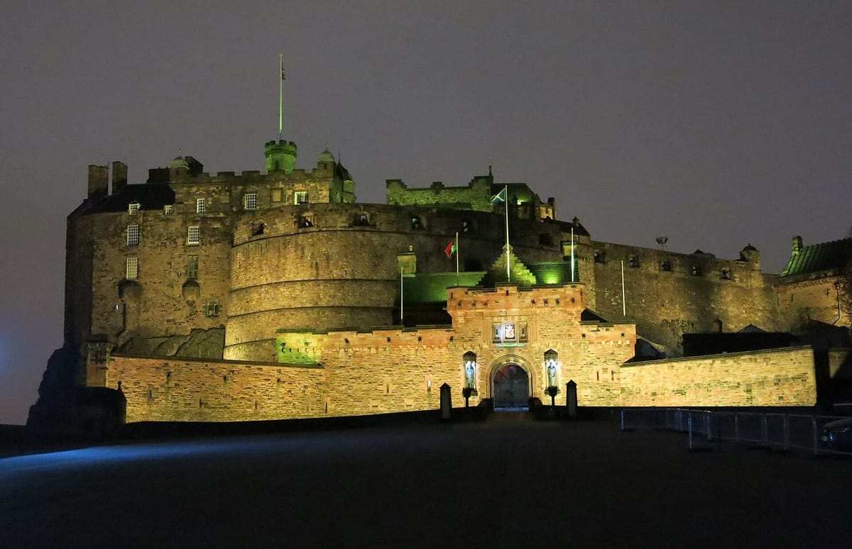 Kastil Edinburgh di puncak batuan vulkanik