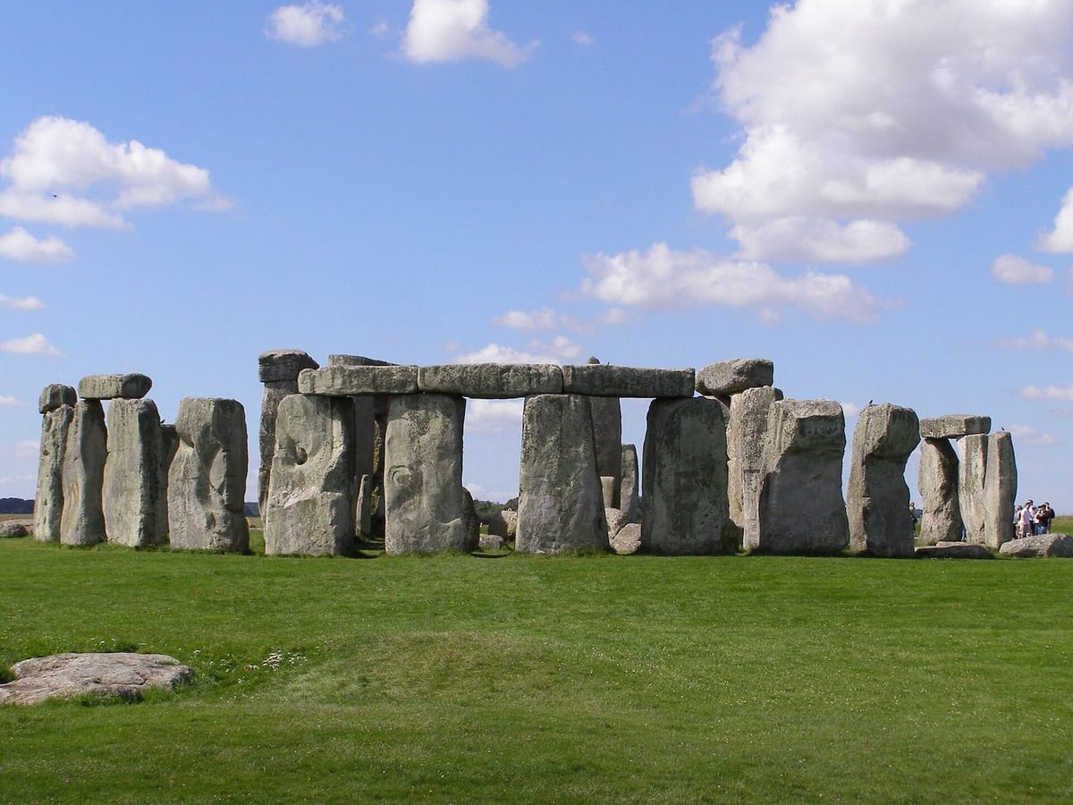 Lingkaran batu Stonehenge di padang rumput Salisbury