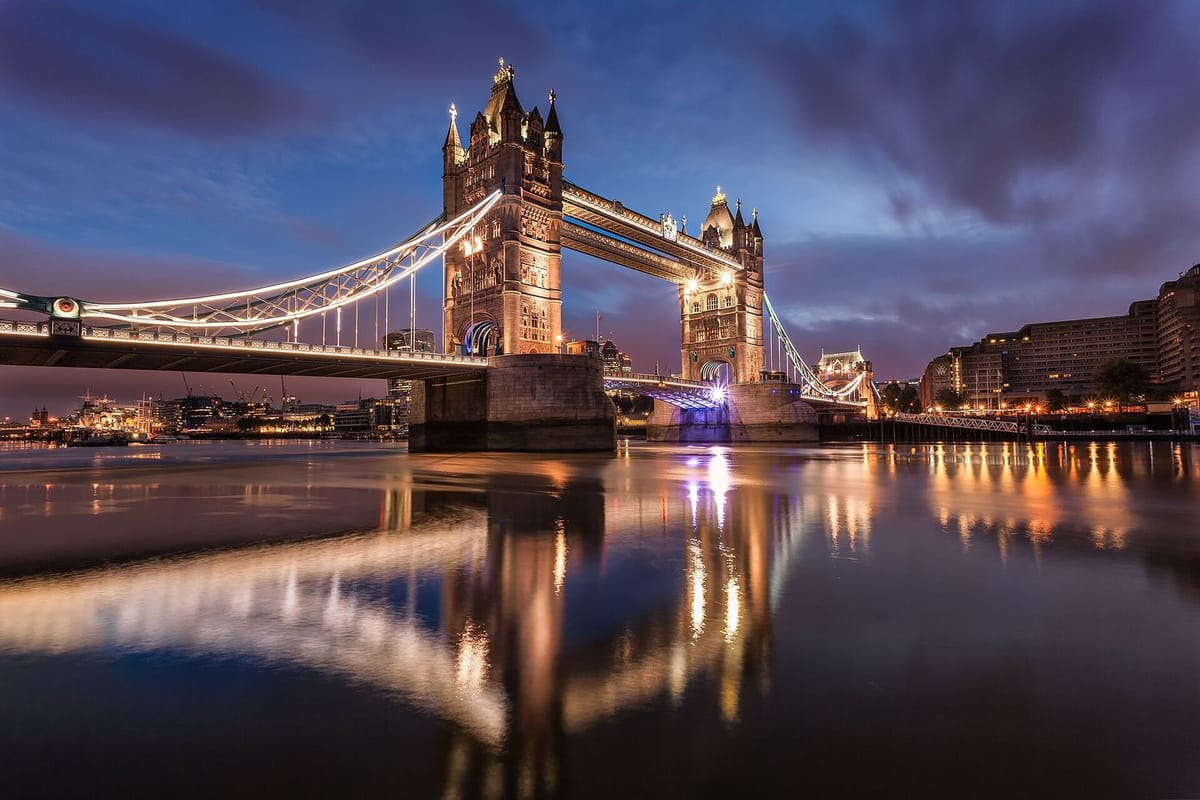 Menara kembar Tower Bridge di atas Sungai Thames, London
