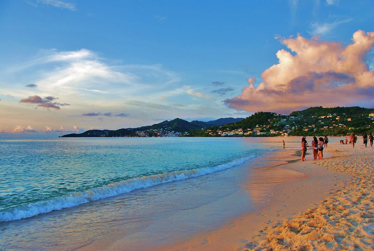 Pantai Grand Anse dengan pasir putih dan air biru di Grenada