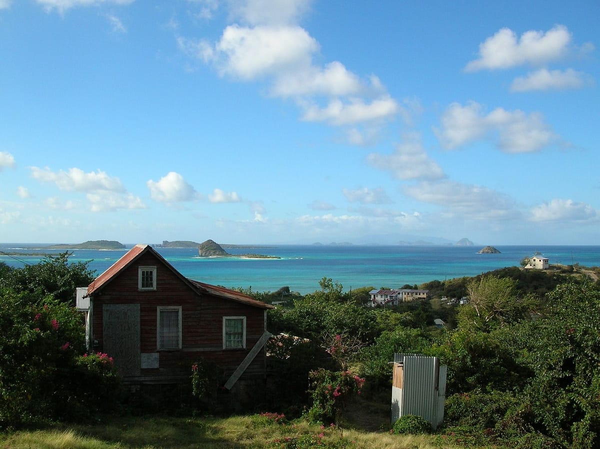 Perbukitan dan teluk di pulau Carriacou, Grenada