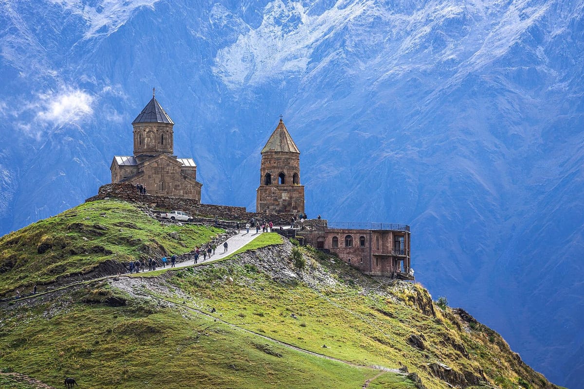 Gereja Trinity di bawah Gunung Kazbek