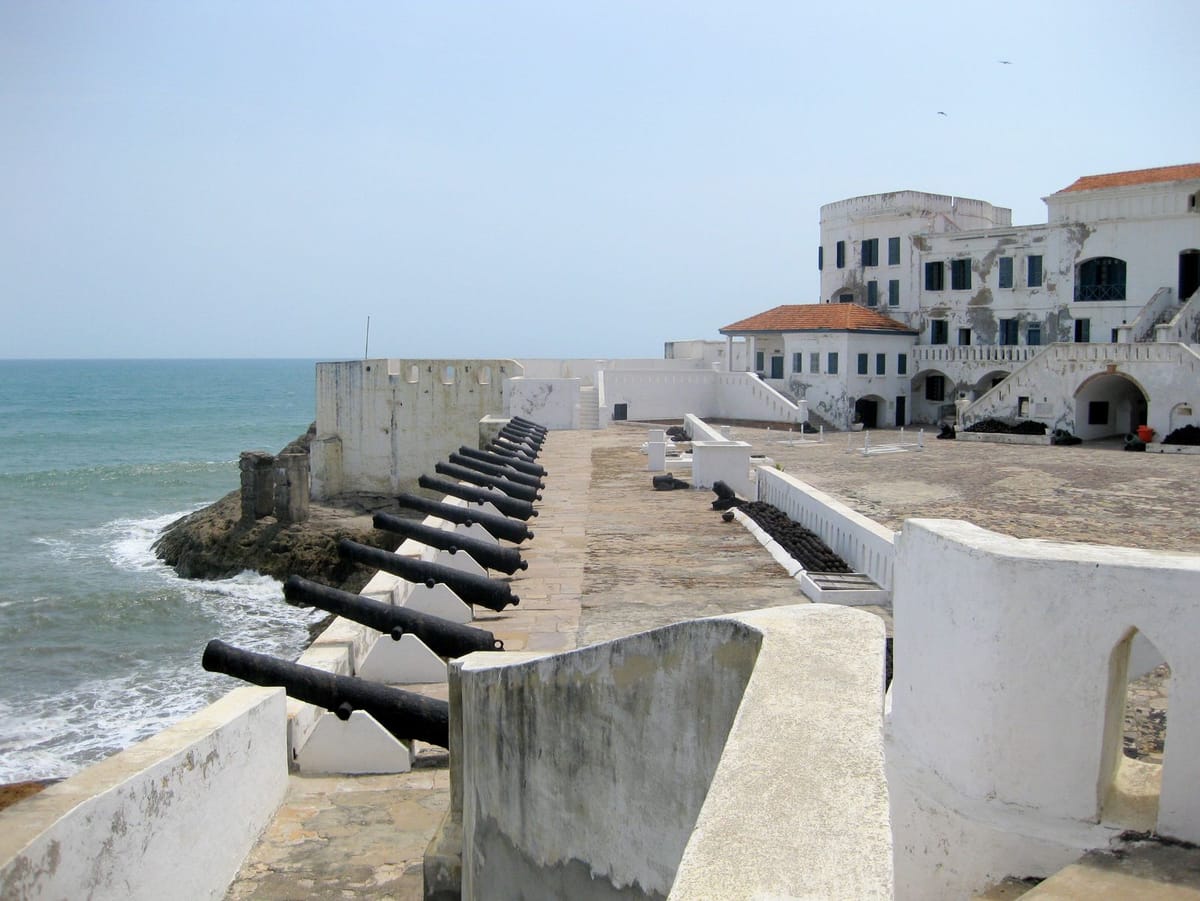 Benteng Cape Coast menghadap Samudra Atlantik