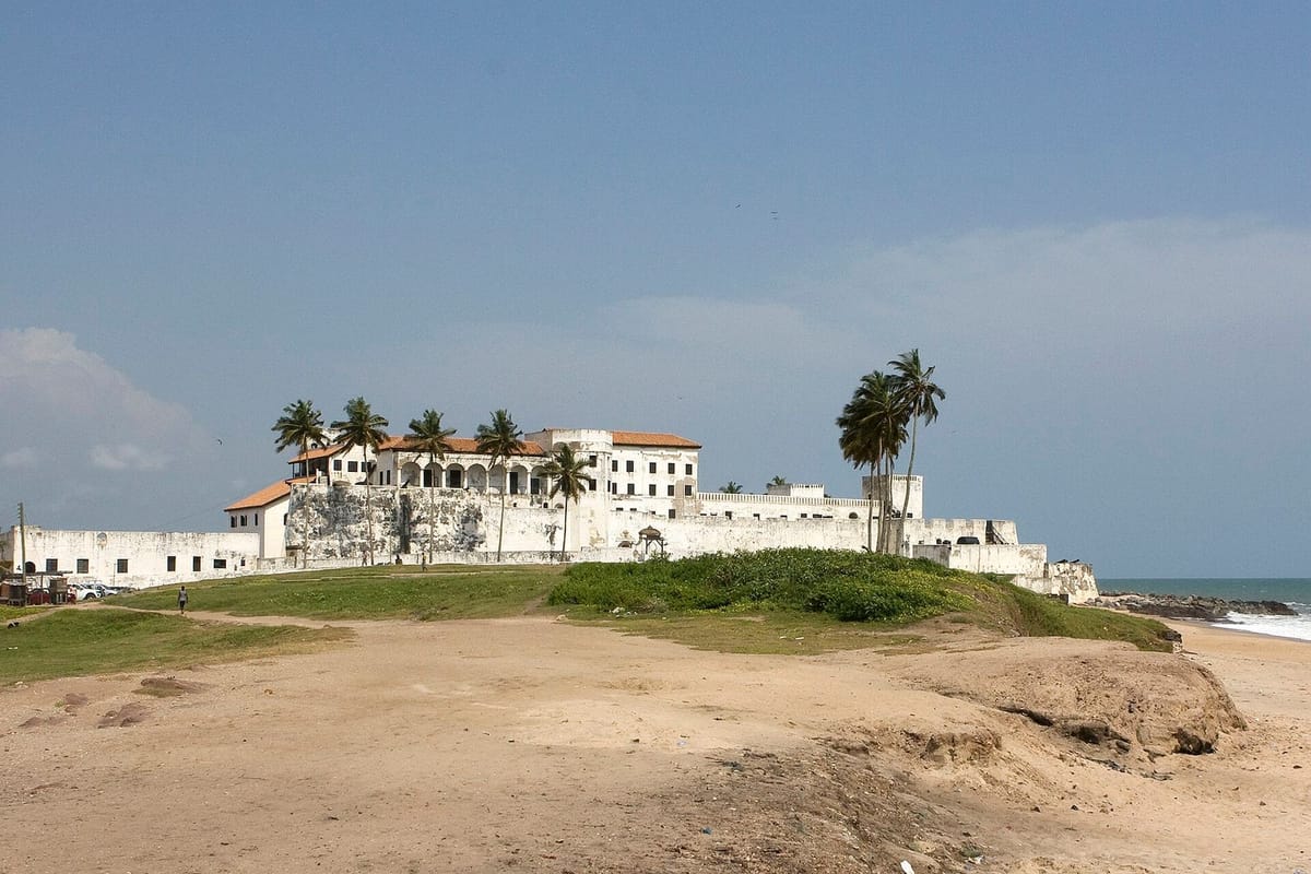 Benteng Elmina di tepi pantai Ghana
