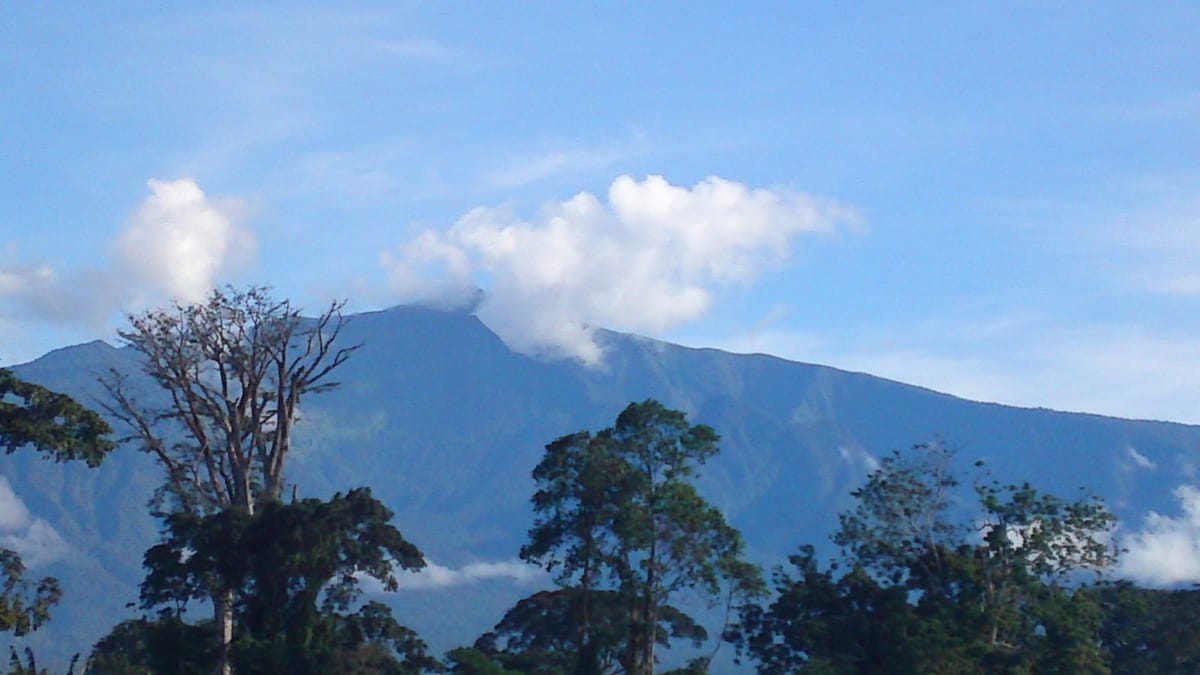 Gunung Pico Basilé menjulang di atas pulau Bioko