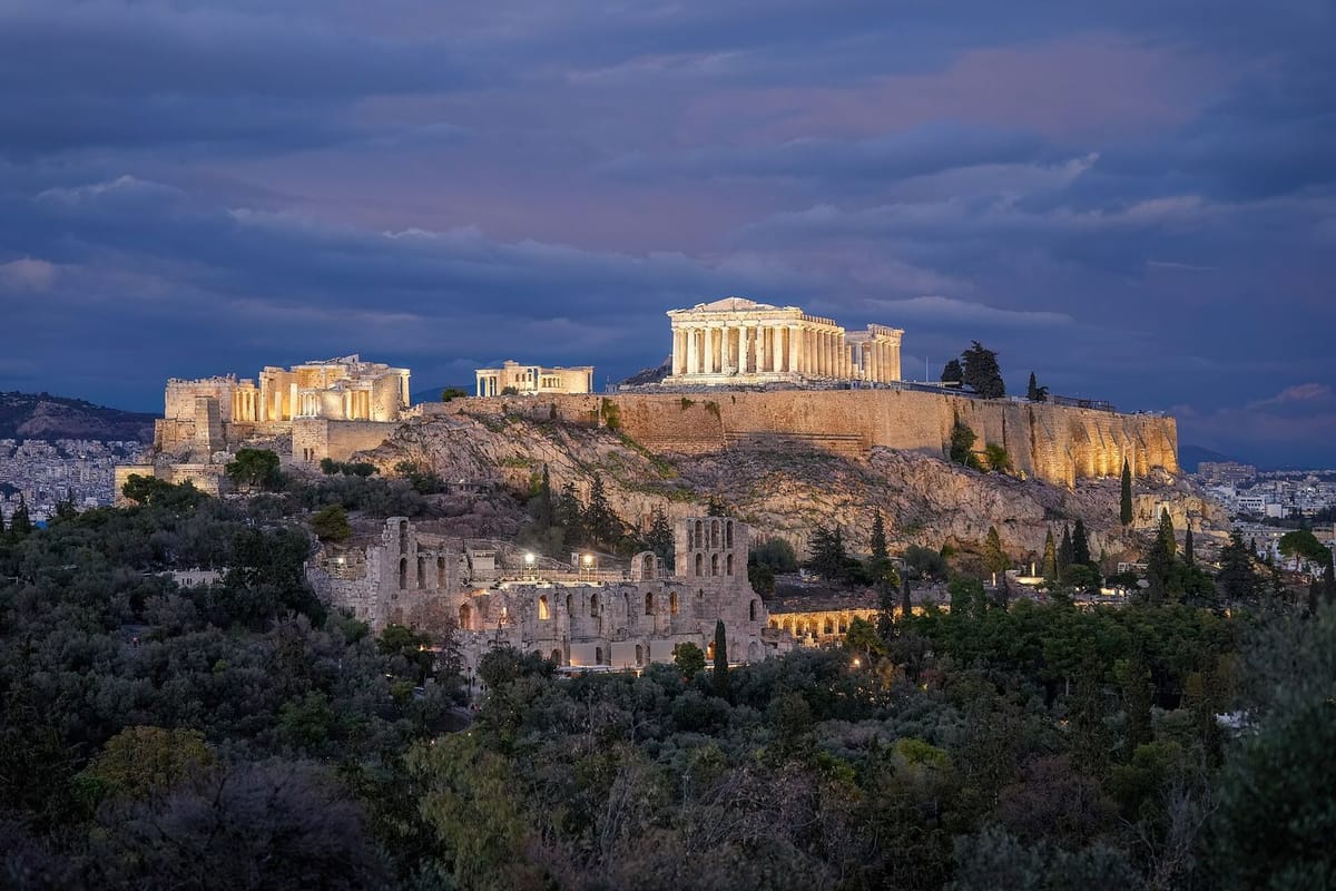 Parthenon dengan tiang marmer di puncak Akropolis Athena