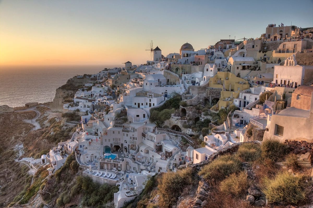 Rumah putih dan kubah biru di tebing Oia, Santorini