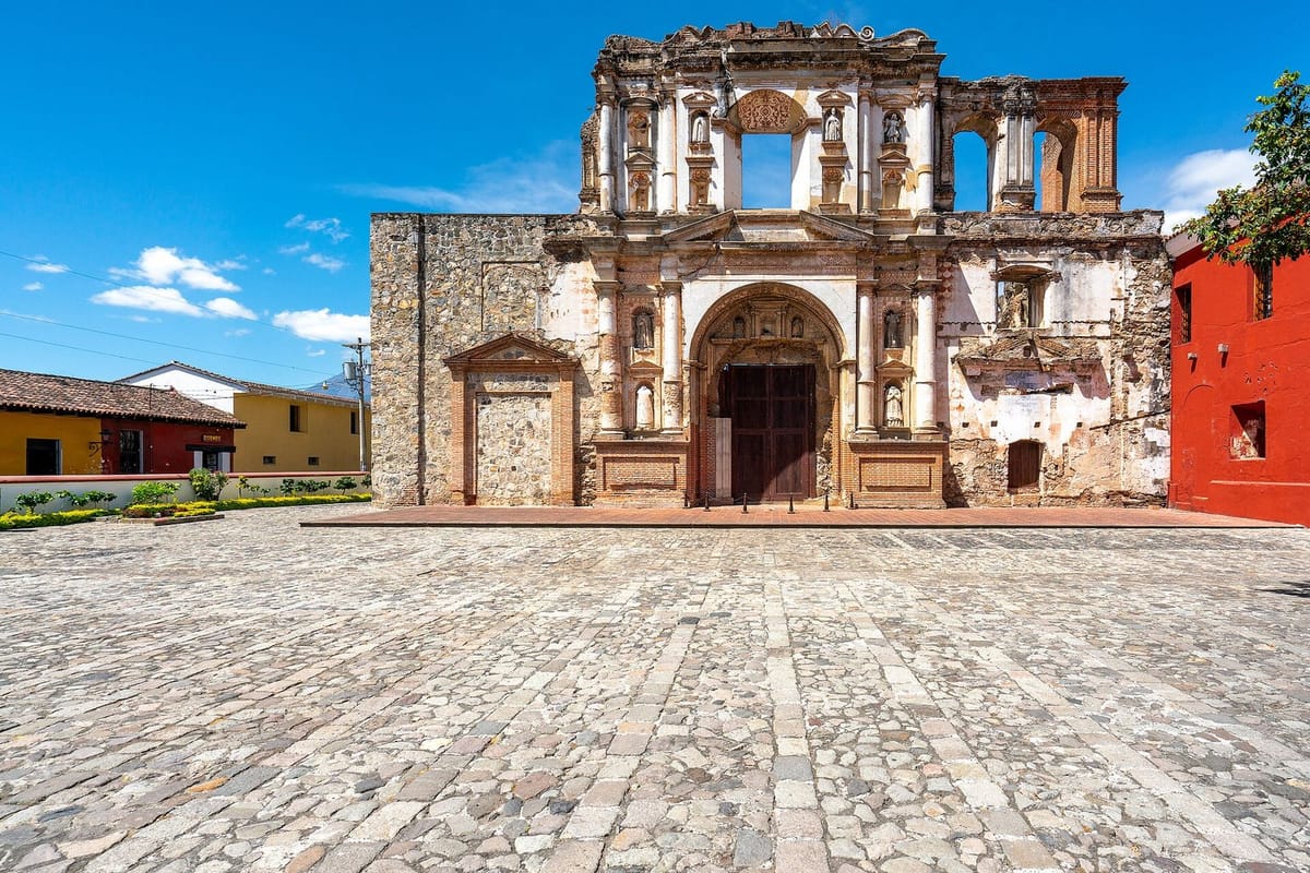 Jalan berbatu dengan bangunan kolonial di Antigua Guatemala