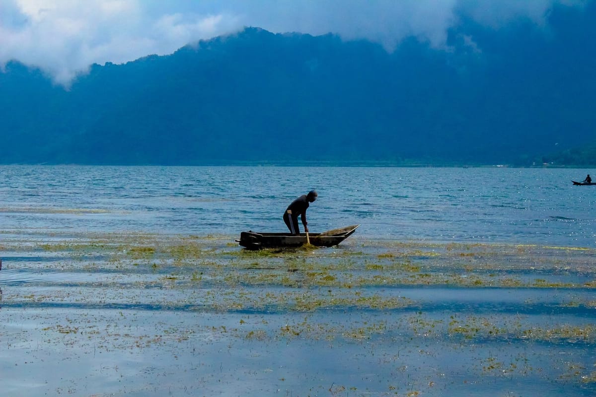 Danau Atitlán dengan gunung berapi di latar belakang