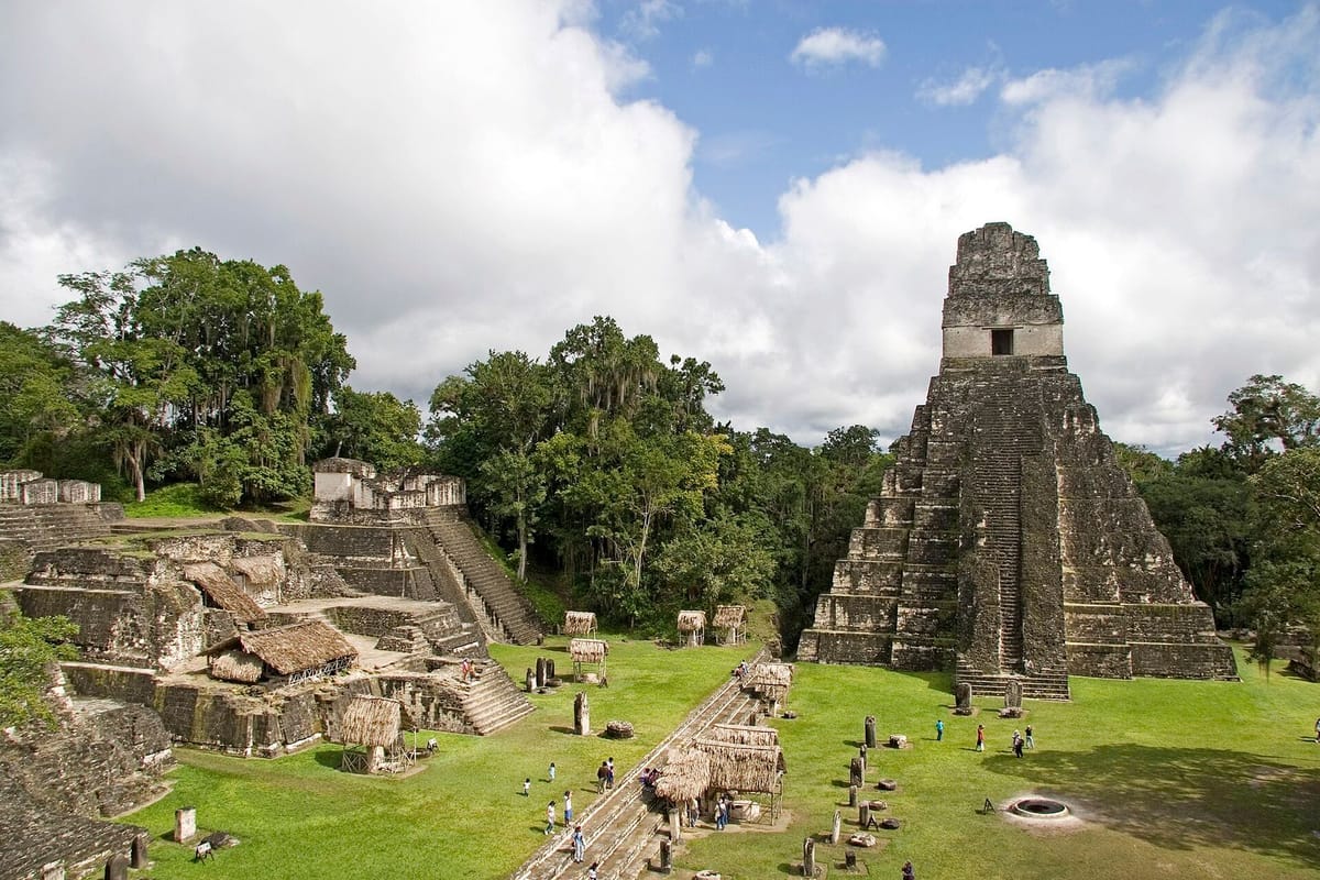 Kuil Maya di Tikal menjulang di atas hutan Petén