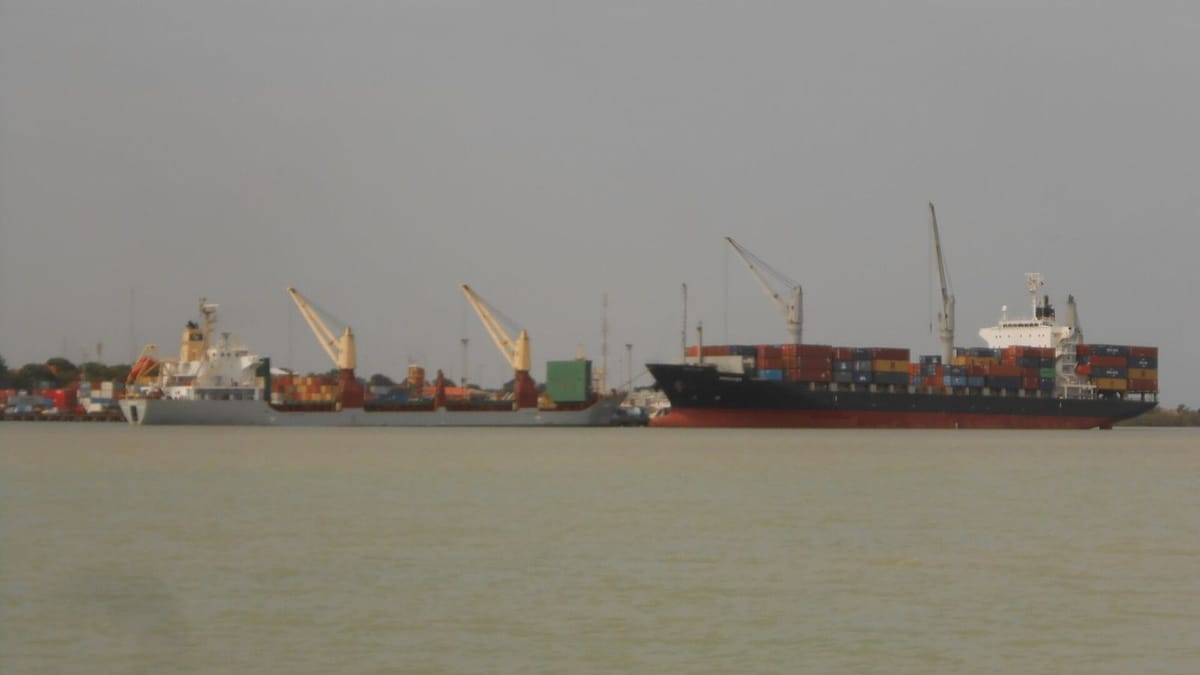 Pelabuhan Bissau di tepi Sungai Geba