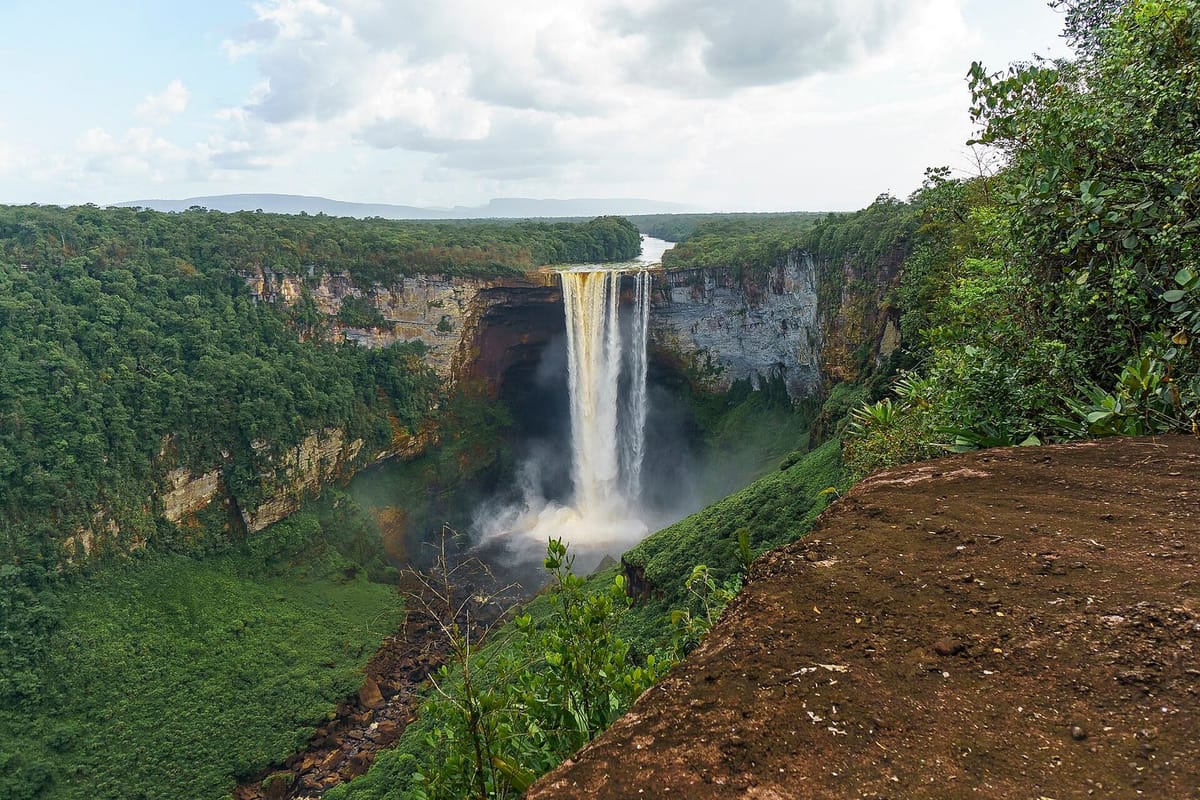 Air terjun Kaieteur jatuh ke ngarai hutan hujan Guyana