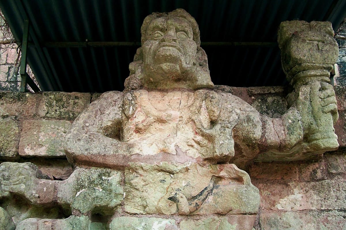 Stela dan tangga hieroglif di reruntuhan Maya Copán