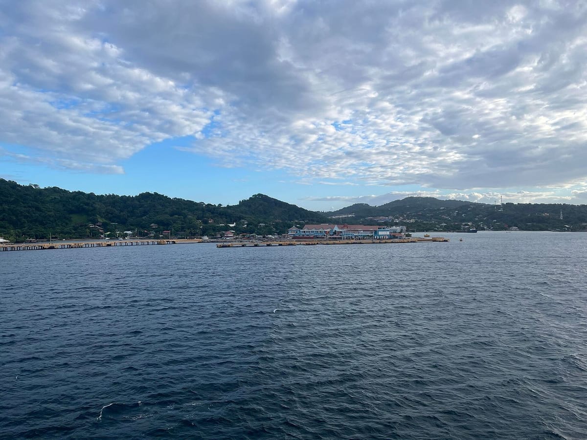 Pantai dan terumbu karang di Roatán, Honduras