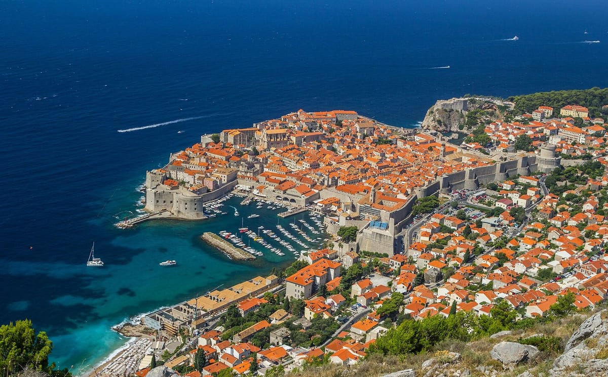 Tembok kota dan atap terakota Dubrovnik di tepi Adriatik