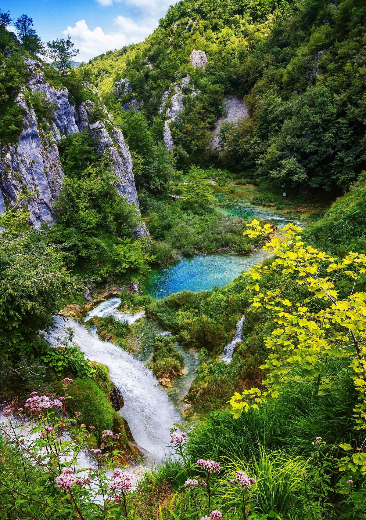 Air terjun bertingkat dan danau pirus di Plitvice