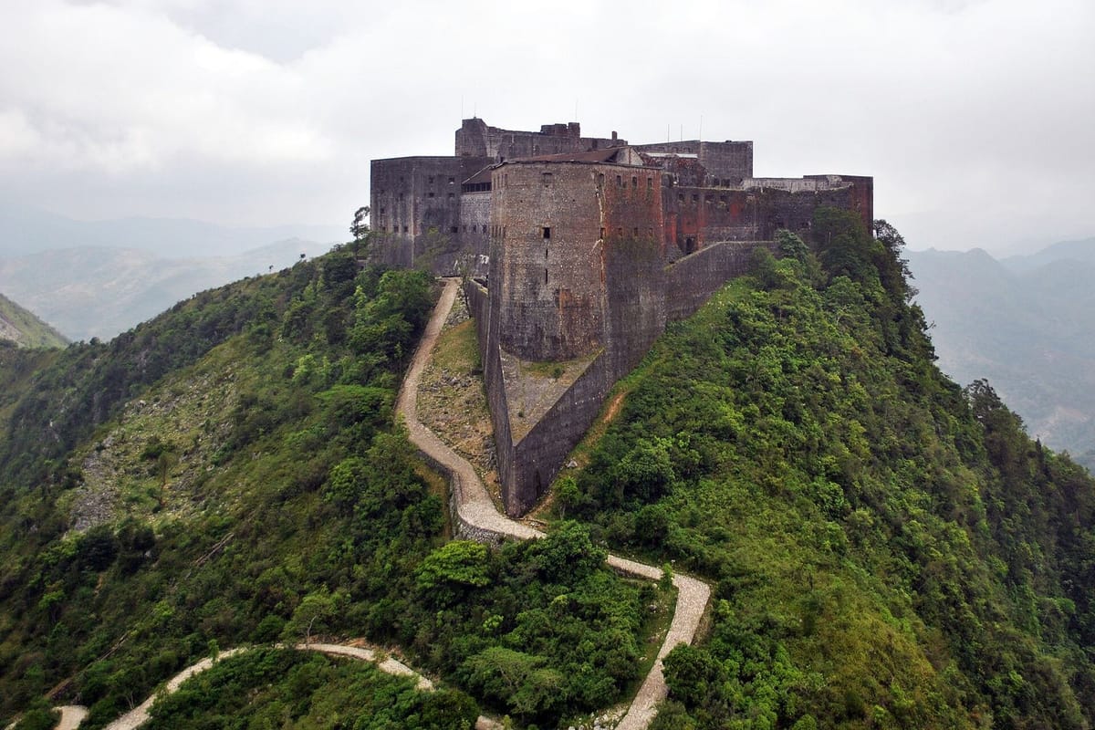 Benteng Citadelle Laferrière di puncak bukit Haiti