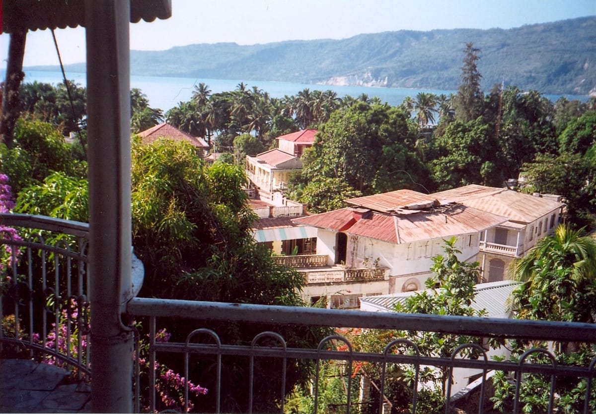 Pantai dan bangunan kolonial di Jacmel, Haiti